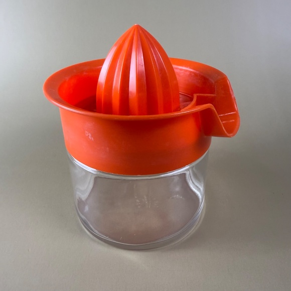 Vintage Gemco Glass Juicer with Orange Plastic Reamer | Mid-Century Kitchenware - Picture 4 of 11